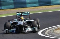 Hamilton Tercepat di...