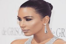Kim Kardashian Kenalkan...