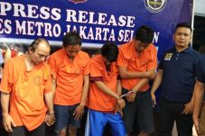 Ingin Bacok Polisi,...