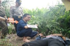 Tragedi Cinta Segitiga,...