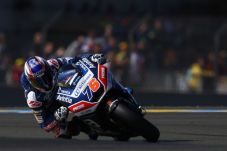 Loris Baz Bertahan di...