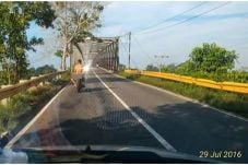 Pria Ini Telanjang Bulat...