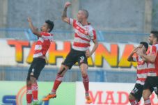 Dua Gol Brilian Menangkan...