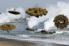 Acuhkan Ancaman Korut,...