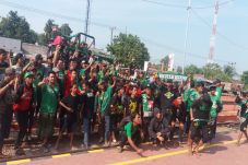 Ratusan Bonek Serbu...