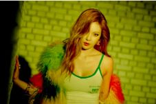 Hyuna Tampilkan Tarian...