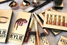 Kylie Jenner Luncurkan...