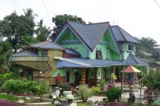Melihat Rumah Mirip...