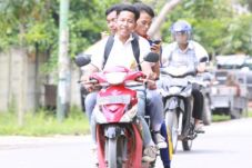 Naik Motor ke Sekolah,...