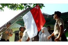 Warga Tak Kibarkan Merah...