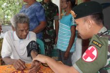 Saat Personel TNI Mengobati...