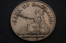 Redam Brexit, Bank Sentral...