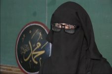 Kenakan Busana Muslim,...