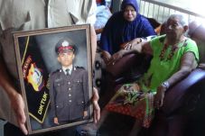 Isak Tangis Warnai Kedatangan...