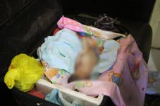 Bawa Mayat Bayi dalam...