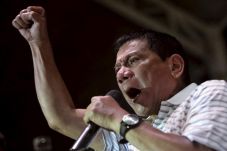 Takut Dihabisi Duterte,...