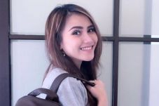 Ayu Ting-Ting Tersenyum...
