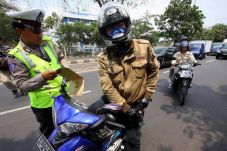 Video Dua Polisi Terima...