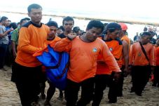 Tiga Orang Tertimbun...