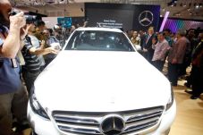 Mercedes-Benz Lanjutkan...
