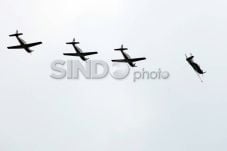 5 Jet F-16 Berseliweran...