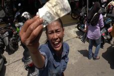 Wanita Ini Mengamuk,...