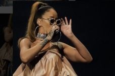 Rihanna Raih Piala Kehormatan...