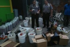 Polisi Gerebek Rumah...