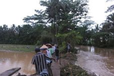 Diguyur Hujan Rumah...