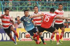 Tertolong Penalti, Madura...