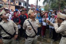 Berpakaian Pejuang,...