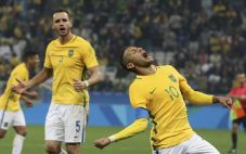 Neymar Bantu Brasil...