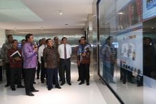 Gunakan Teknologi Terkini,...