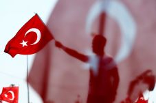 Turki Geledah Puluhan...