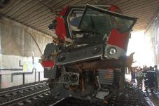 Kereta Tabrak Pohon...