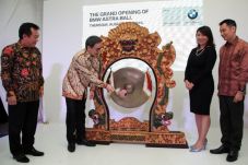 BMW Buka Showroom Mobil...