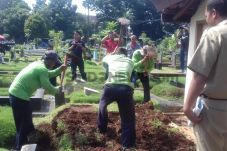Terlanjur Booking Makam,...