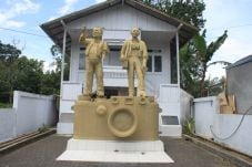 Tugu Pers Mendur dan...