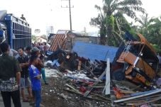 Truk Tabrak Warung,...