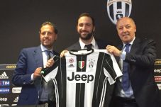 Higuain Kirim Pesan...