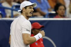 Murray Makin Dekat dengan...