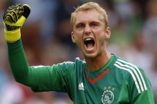 Kiper Ajax Gantikan...