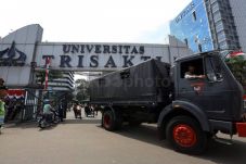 Mahasiswa Trisakti Segel...