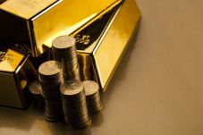 Harga Emas Antam Merosot,...
