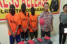 Tiga Perampok Berpedang...