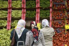 Tolak Lepas Jilbab,...