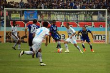 Arema Bendung Serangan...