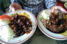 Menikmati Olahan Kambing...