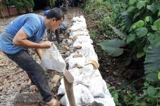 Ambrol, Tembok Pembatas...
