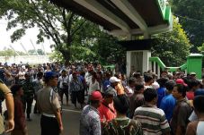 Angkot Ditahan, Ratusan...